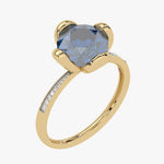 Złoty pierścionek z topazem London Blue z wysadzanym diamentami detalem