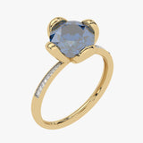 Złoty pierścionek z topazem London Blue z wysadzanym diamentami detalem