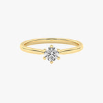 Złoty pierścionek zaręczynowy z brylantem, elegancki i klasyczny design od Venetia Jewels