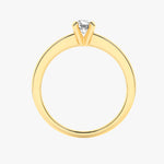 Złoty pierścionek zaręczynowy z brylantem o eleganckim designie, idealny na specjalne okazje