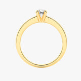 Złoty pierścionek zaręczynowy z brylantem o eleganckim designie, idealny na specjalne okazje