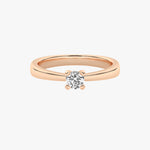 Złoty pierścionek zaręczynowy z brylantem od Venetia Jewels w eleganckim designie