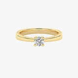 Złoty pierścionek zaręczynowy z brylantem w eleganckim, klasycznym stylu od Venetia Jewels