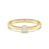 Złoty pierścionek zaręczynowy z brylantem od Venetia Jewels z minimalistycznym designem