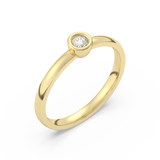 Złoty pierścionek zaręczynowy z brylantem od Venetia Jewels z delikatnym, eleganckim wzorem