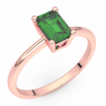 Złoty pierścionek zaręczynowy ze szmaragdem w różowym gold z prostokątnym kamieniem szlachetnym