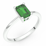 Elegancki złoty pierścionek zaręczynowy ze szmaragdem w prostym designie