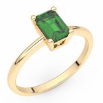 Złoty pierścionek zaręczynowy ze szmaragdem o prostym designie od Venetia Jewels