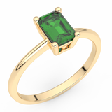 Złoty pierścionek zaręczynowy ze szmaragdem o prostym designie od Venetia Jewels
