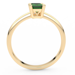 Złoty pierścionek zaręczynowy ze szmaragdem w minimalistycznym stylu od Venetia Jewels