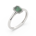 Elegancki złoty pierścionek ze szmaragdem otoczony diamentami, idealny na wyjątkowe okazje