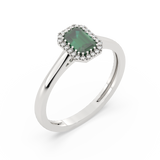 Elegancki złoty pierścionek ze szmaragdem otoczony diamentami, idealny na wyjątkowe okazje