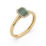 Złoty pierścionek ze szmaragdem otoczony diamentami w eleganckim designie od Venetia Jewels