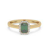 Złoty pierścionek ze szmaragdem otoczony diamentami w eleganckim wzornictwie od Venetia Jewels