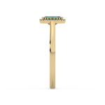 Złoty pierścionek ze szmaragdem o eleganckim wzornictwie, idealny na specjalne okazje