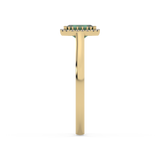 Złoty pierścionek ze szmaragdem o eleganckim wzornictwie, idealny na specjalne okazje