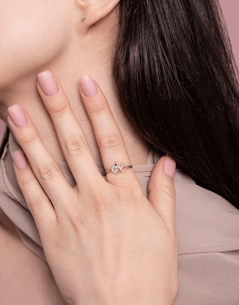 Złoty pierścionek serce 585 noszony na palcu, doskonały na prezent, stylowy i elegancki