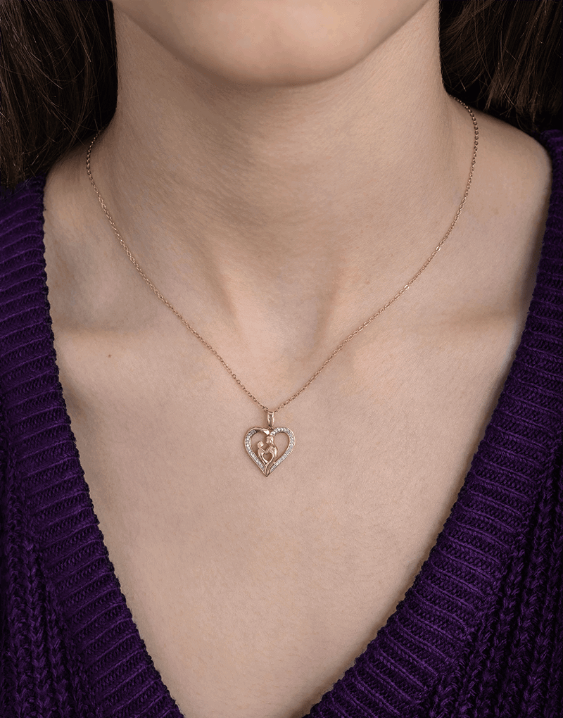 Złoty wisiorek serce z brylantami na delikatnym łańcuszku, idealny na prezent dla ukochanej osoby