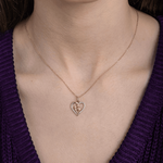 Złoty wisiorek serce z brylantami na delikatnym łańcuszku, idealny na prezent dla ukochanej osoby