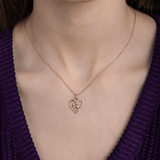 Złoty wisiorek serce z brylantami na delikatnym łańcuszku, idealny na prezent dla ukochanej osoby