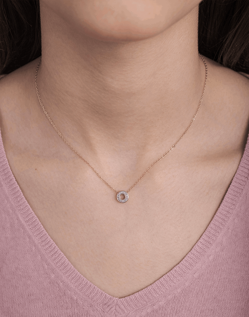 Złoty wisiorek z brylantami na delikatnym łańcuszku, idealny na każdą okazję