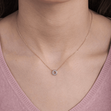 Złoty wisiorek z brylantami na delikatnym łańcuszku, idealny na każdą okazję