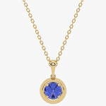 Złoty wisiorek z tanzanitem i brylantami zawieszony na delikatnym łańcuszku