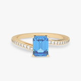 Złoty pierścionek z topazem i brylantami z niebieskim kamieniem w centralnej części