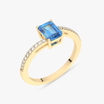 Złoty pierścionek z topazem i brylantami, o eleganckim designie, idealny na specjalne okazje