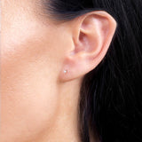 Brylantowe kolczyki sztyfty od Venetia Jewels na uchu modelki w zbliżeniu