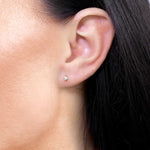 Brylantowe kolczyki sztyfty Venetia Jewels na uchu, minimalistyczny i elegancki design