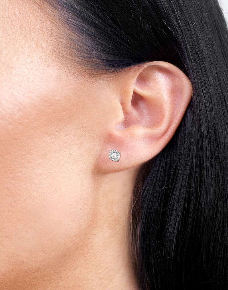 Klasyczne złote kolczyki z brylantami noszone na uchu, idealne do codziennych stylizacji