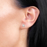 Klasyczne złote kolczyki z brylantami noszone na uchu, idealne do codziennych stylizacji