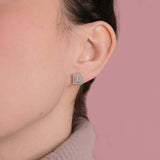 Kwadratowe kolczyki z brylantami od Venetia Jewels, elegancki dodatek do każdej stylizacji