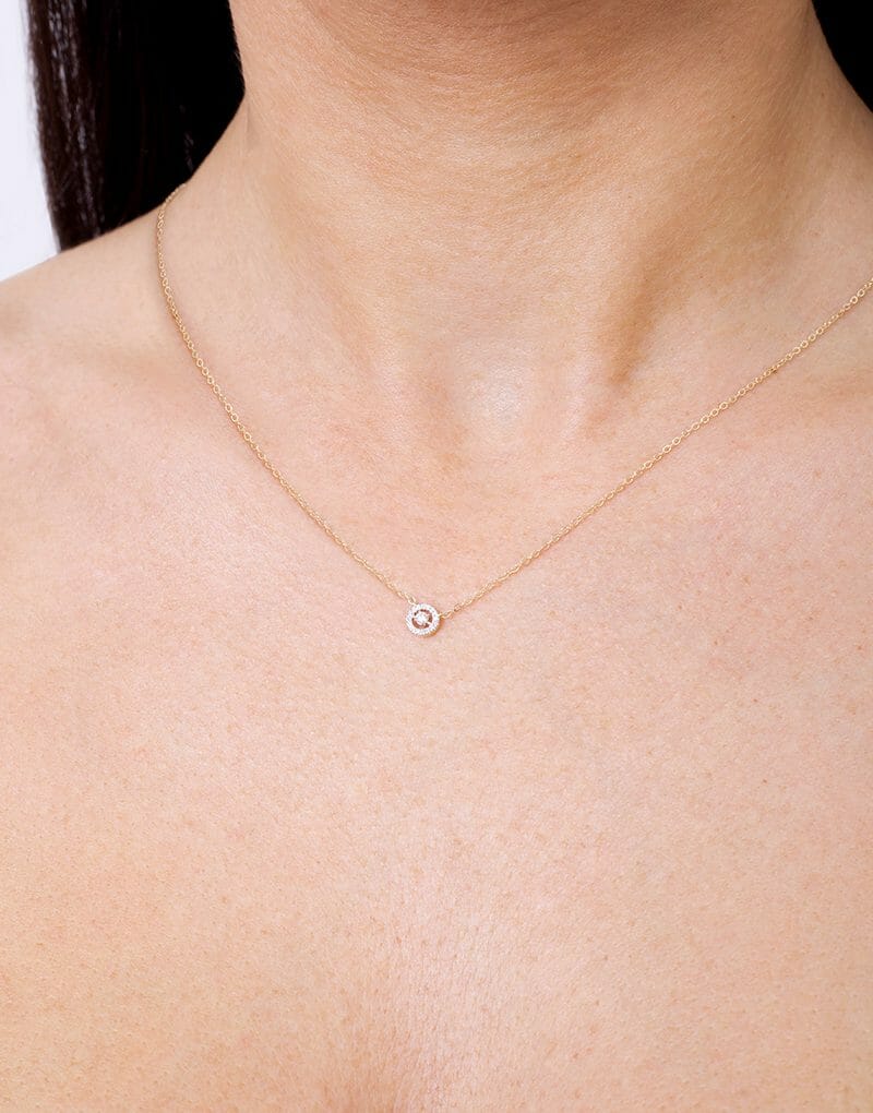 Delikatny naszyjnik z brylantem halo na cienkim złotym łańcuszku, idealny na specjalne okazje