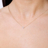 Delikatny naszyjnik z brylantem halo na cienkim złotym łańcuszku, idealny na specjalne okazje