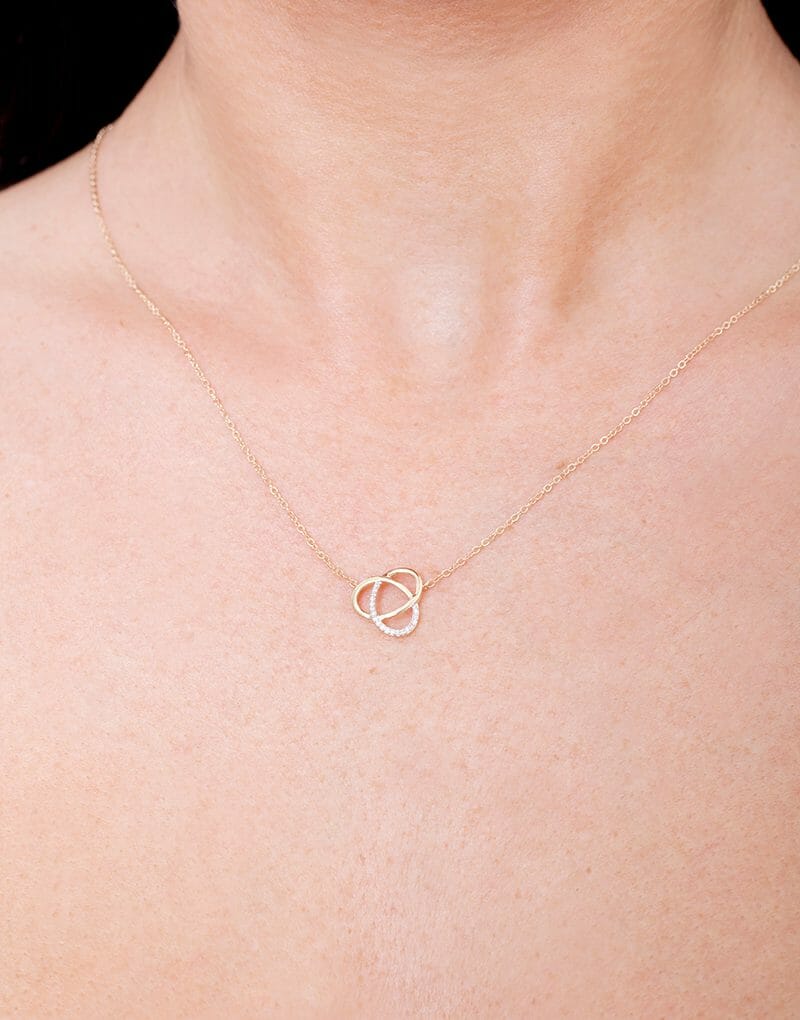 Delikatny naszyjnik złoty z brylantami od Venetia Jewels na modelce, w subtelnym stylu