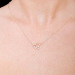 Delikatny naszyjnik złoty z brylantami od Venetia Jewels na modelce, w subtelnym stylu