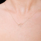 Delikatny naszyjnik złoty z brylantami od Venetia Jewels na modelce, w subtelnym stylu