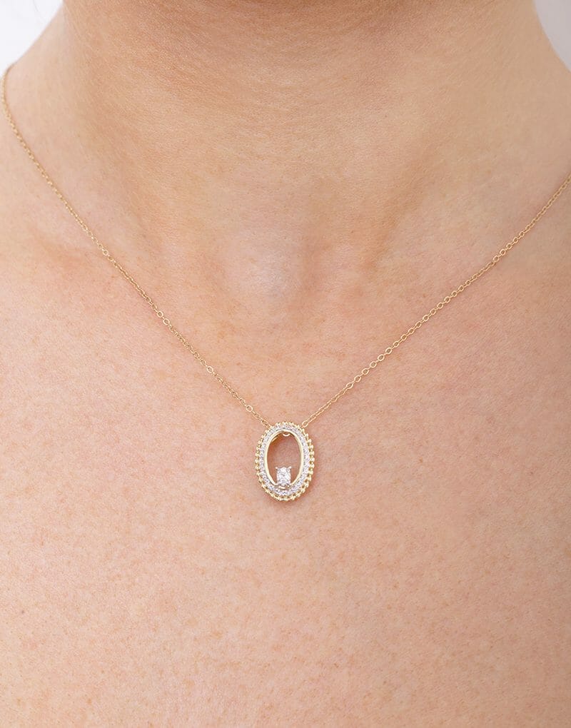 Owalny wisiorek vintage z delikatnym złotym łańcuszkiem i błyszczącym kamieniem