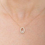 Owalny wisiorek vintage z delikatnym złotym łańcuszkiem i błyszczącym kamieniem