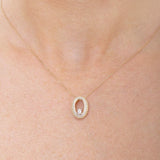 Owalny wisiorek vintage z delikatnym złotym łańcuszkiem i błyszczącym kamieniem