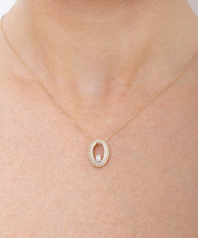 Owalny wisiorek vintage z delikatnym złotym łańcuszkiem i błyszczącym kamieniem