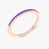 Różowy pierścionek z niebieskim szafirem ozdobiony błyszczącymi kamieniami od Venetia Jewels