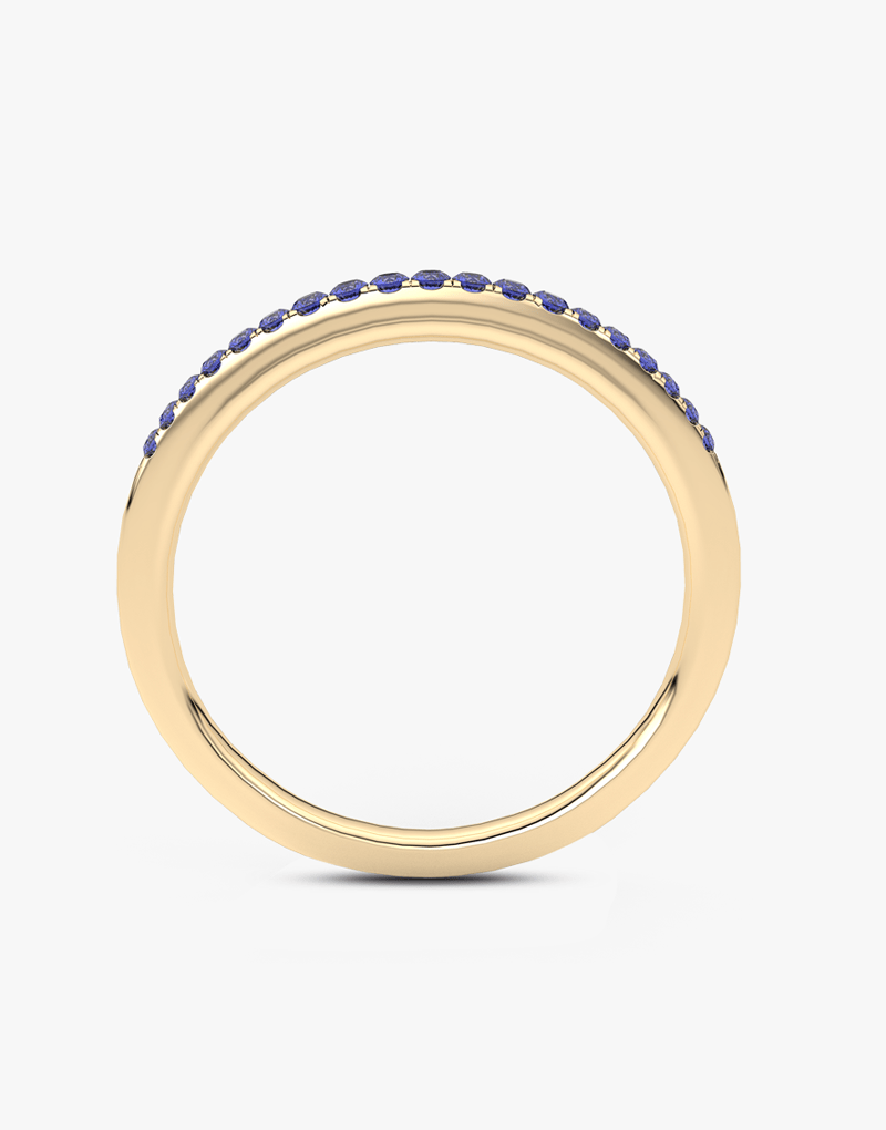 Elegancki pierścionek z niebieskim szafirem w złotej obrączce, idealny na wyjątkowe okazje