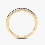 Elegancki pierścionek z niebieskim szafirem w złotej obrączce, idealny na wyjątkowe okazje