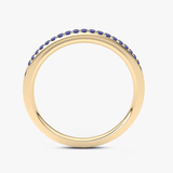 Elegancki pierścionek z niebieskim szafirem w złotej obrączce, idealny na wyjątkowe okazje