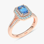 Pierścionek z niebieskim topazem i brylantami w różowym złocie, elegancki i stylowy