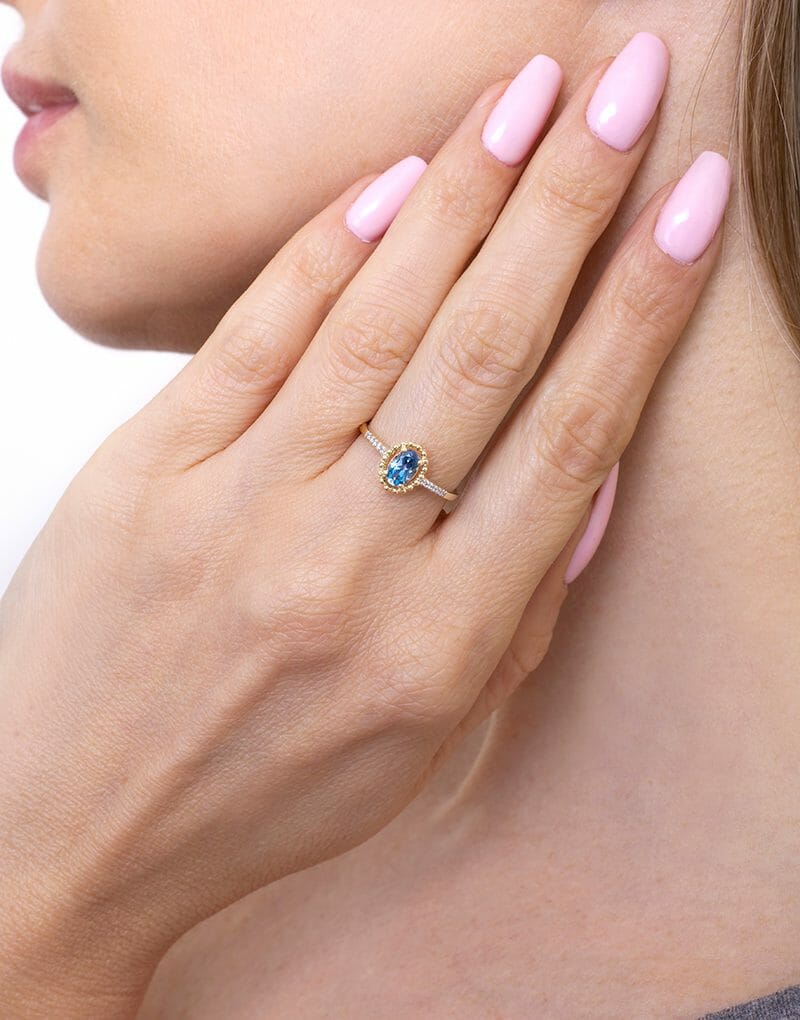 Pierścionek z owalnym topazem na palcu z delikatną obrączką od Venetia Jewels