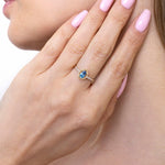 Pierścionek z owalnym topazem na palcu z delikatną obrączką od Venetia Jewels